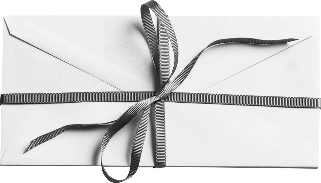 Busta avvolta con nastro e fiocco, simile a una lettera o un regalo confezionato.