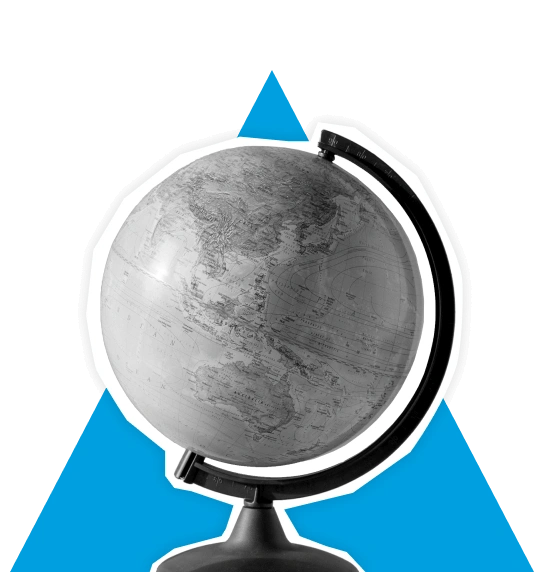 Globo de escritorio mostrando mapa del mundo colocado frente a forma triangular azul